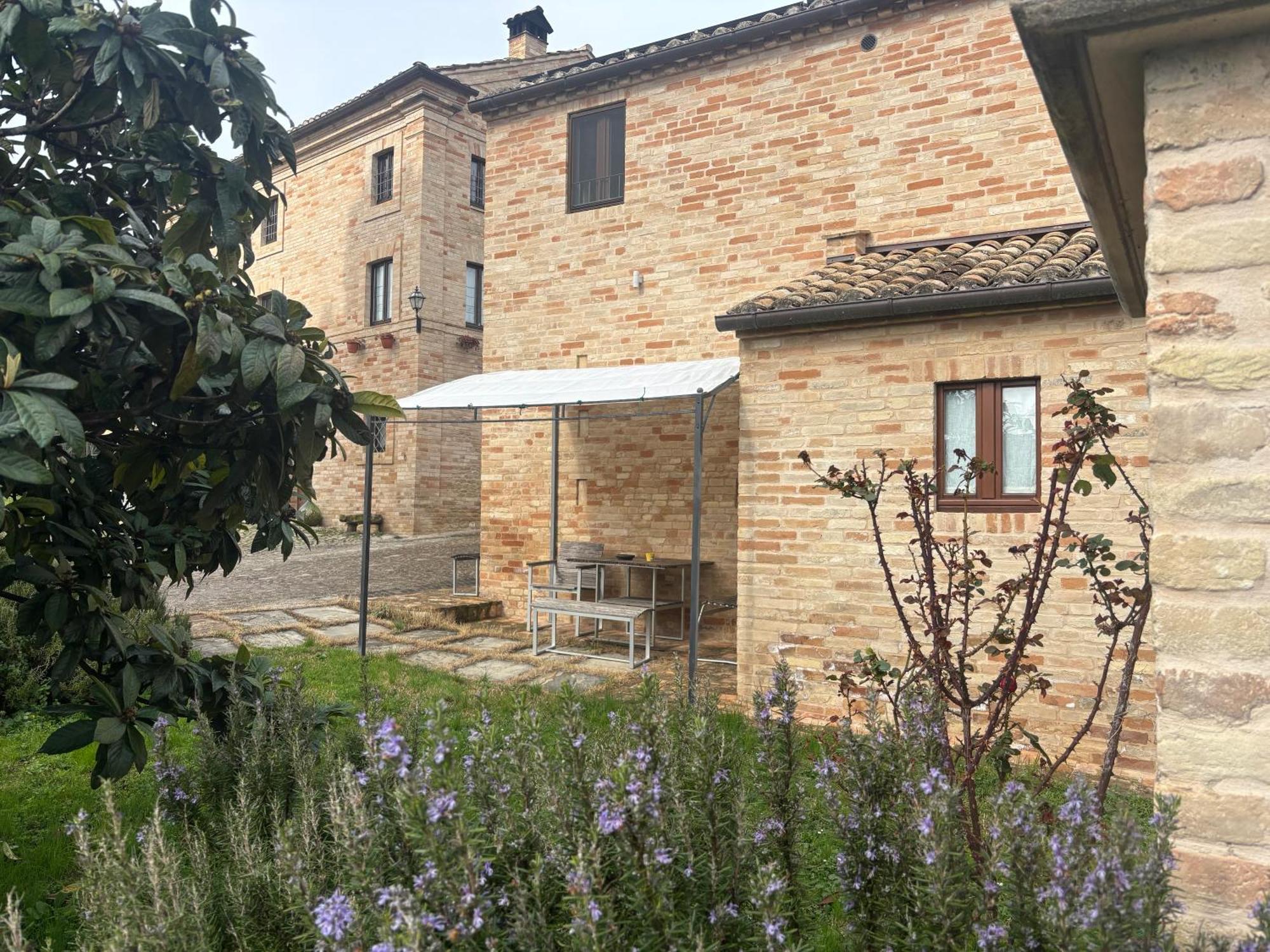 I Sassi Di San Giuseppe Guest House Montegiorgio Exterior photo